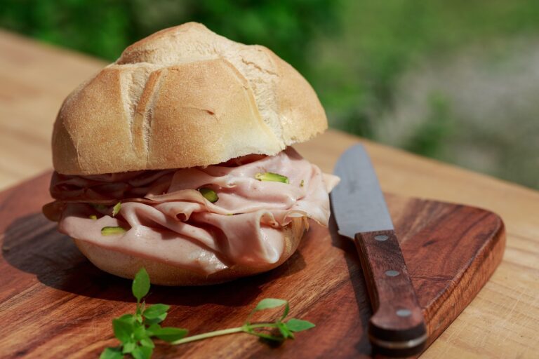 mortadella, sandwich, bread-2520335.jpg